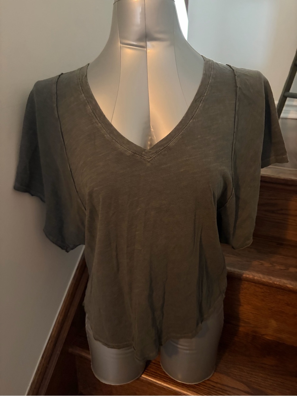 Women's V-Neck Short Sleeve Top in Charcoal